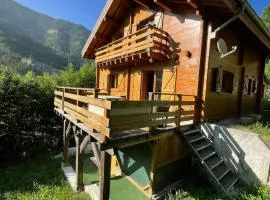 Chalet en bois avec très belle vue sur la montagne
