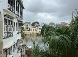 HOTEL HANUMAN GHAT On LAKE PICHOLA