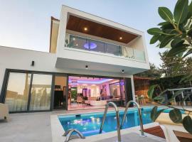 Melania Luxury Villa with Private Heated Pool, ξενοδοχείο στη Χλώρακα