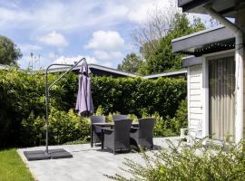 Cozy Holiday Chalet in Lemmer near the Lake, hotel v destinaci Lemmer