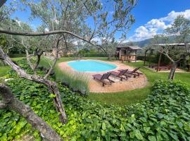 Spoleto Tranquilita sleeps 16 with Wifi Pool Yoga Studio Gardens and Views, hôtel à Morro