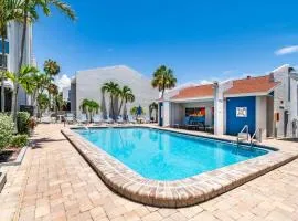 Cozy 2BR Madeira Home near Beach with Pool & Gym