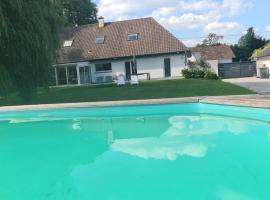 Echappée belle à la campagne avec piscine, hotel di Cormont