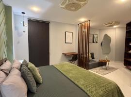 AC - Studio Apartment, hotel com estacionamento em Karachi