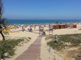 Seafront Apartment, Mediterranean Charm, Gibralter View, Tangier - Oued Alien, hotel v destinaci Tanger