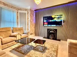 Full Home with Free Parking in Moss Bank, Crumpsall, Manchester