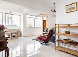 Quiet and Spacious Luxury Apartment with Splendid View between Carmel and Downtown, hotel que acepta mascotas en Haifa