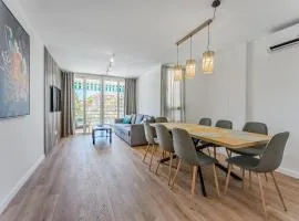 3-bedroom apartment in Playa de las Américas with AC, pool, parking