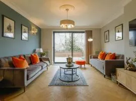 Luxury 3-Bed Apartment - Spacious, Stylish Stay
