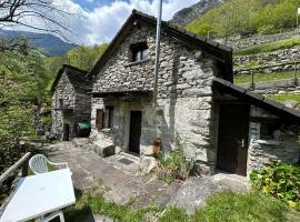 Rustico sul fiume Verzasca, hotel v destinaci Corippo