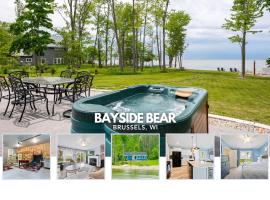 Bayside Bear - Lakefront Paradise! Hot Tub, Canoe & Family Fun, hotel sa Brussels