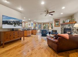 Hot-Tub - Prime Location - Spacious 4BDR - Pets OK, hotel en Bend