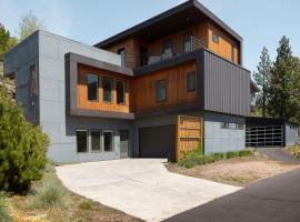 20 Min to Mt Bachelor Perfect Basecamp for Skiers, Hotel in Bend