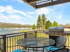 The Adler's Nest - Lakefront with Pool Spa and Summer Dock, hotel in Big Bear Lake