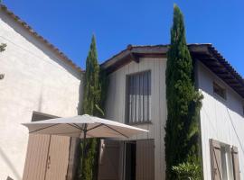 Chalet bois avec terrasse dans le Sauternais, hotel a Illats