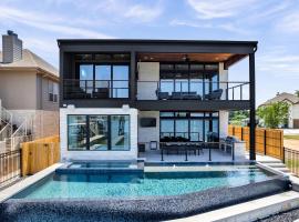 Lakefront Stay for 16 with Pool Dock & Game Room, hotel en Granite Shoals