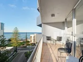 The Beachside - Fully Renovated 2BR unit with Parking Pool Tennis next to beach and tram