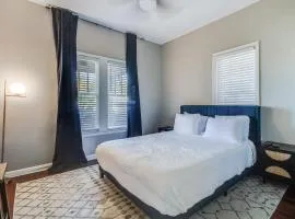 Lafayette Getaway-A cozy private bedroom close to downtown with shared spaces