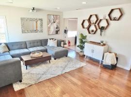 Bellflower Breeze - Charming 3 BDR in Long Beach, Hotel in Long Beach