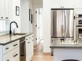 Chic 3 BDR Williams Bay Retreat with Fire pit for 8