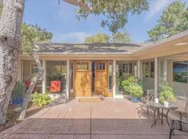 Pebble Beach Barking Seals - 5min walk to the beach