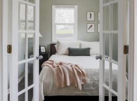 Your Cozy Lockwood Lodge Awaits Pet Friendly, hotel in Lake Geneva