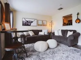 Riverfront Condo Centrally located Near DT