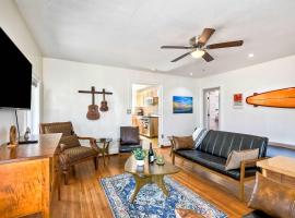 Vintage Beach Bungalow - For 6, hotel in Oceanside
