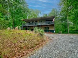 Pet-Friendly escape in Ellijay Private Hot Tub