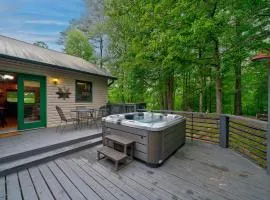 Pet-Friendly escape in Ellijay Private Hot Tub