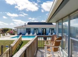 Ocean Views - Sleeps 6 Resort Pool, hotel de playa en Port Aransas