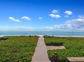 Garden Cottage at Miramar Beach with Shared Deck, hotel v destinaci Montecito