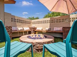 5BR Sleeps 10 Hot Tub Fire Pit Games & Walk to ASU, hotelli kohteessa Tempe