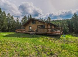Larch Lodge - Secluded Cabin, hotel in Eureka