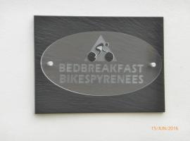Bedbreakfastbikespyrenees, מקום אירוח B&B בLoubières