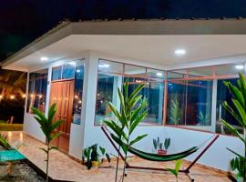 Caba&ntilde;a Familiar del lago - Sauce，Sauce的附設泳池的飯店