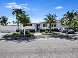 Modern and Updated Delray Beach Escape Sleeps 10