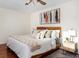 Huge 4 Bedroom House Near Square One - Sleeps 8