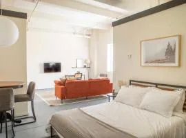 Westown Studio Apt Near Fiserv, Baird, and Theater District