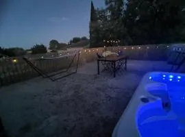 50m2, 4 personnes , jacuzzi et sauna privatif