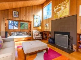 Beautiful Family Home for 6 with Hot Tub in Redwoods