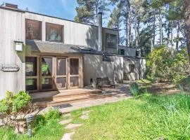 Beautiful Family Home for 6 with Hot Tub in Redwoods