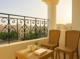 Beit Ahlam Quiet Duplex Villa with Terrace and Scenic View near Umm Qais Ruins, casa de campo em Um Qeis