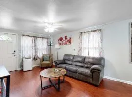 Convenient One bedroom with king bed near DIA