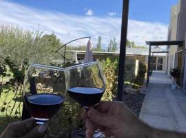 Vineyard Olive Inn -Pool & Wine Route Experience、マイプのホテル