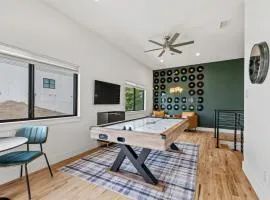 Stylish Retreat Great Location Patio Parking