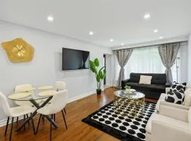 Newly Renovated 3BR North York Bungalow with Backyard Patio & Volleyball Set! Close to Rogers Stadium, TTC Subway Access, Perfect for Family Travel, Group Trips or Work Stays!