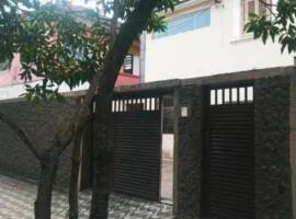 Casa Studio Mega - Espaço Terreo Privativo - 80m2 - Qto Family c Wi-Fi - Wc Priv - Cozinha Comp a 200 mts da Praia - Com Garagem