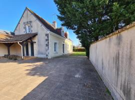Maison de Charme avec Piscine Chauffée et Tennis à Proximité du Zoo de Beauval - FR-1-591-26, Hotel in Villentrois