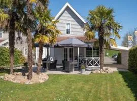 6-person house with a beautiful garden